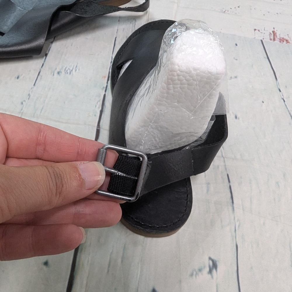 Madewell Leather Cross Strap Sandals - Picture 5 of 8